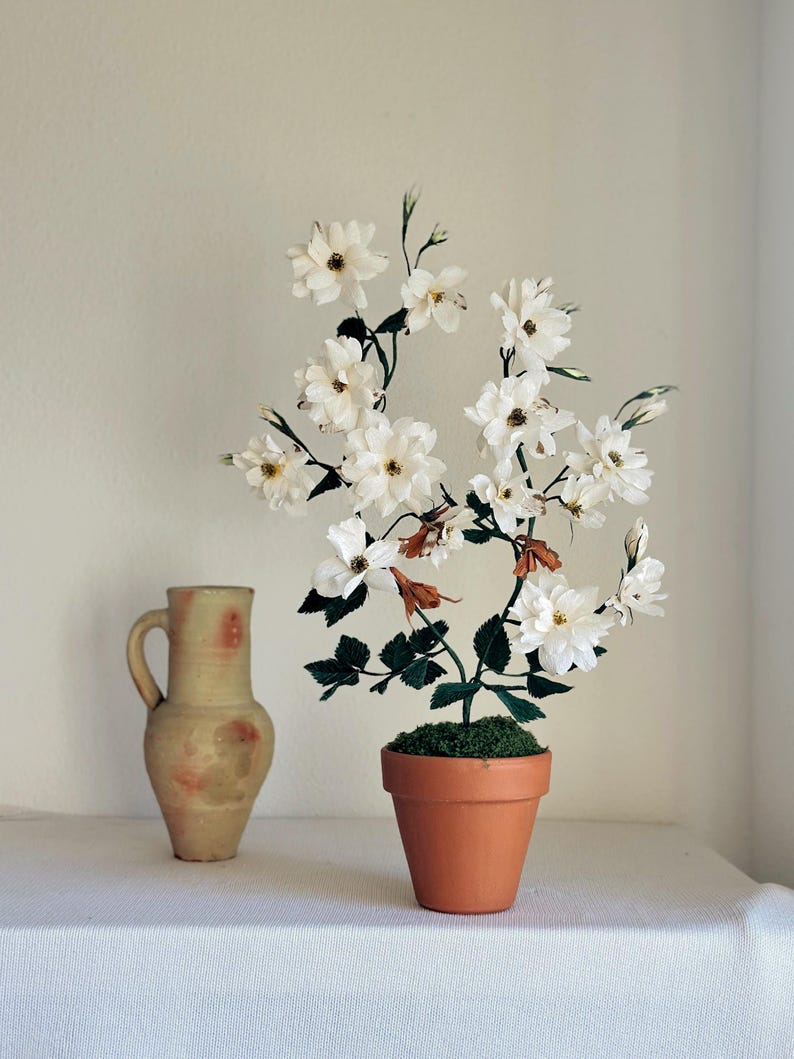 Handgemachte weiße Krepppapier-Rose im Terrakotta-Topf, künstliche Rosenpflanze, botanische Skulptur, 45 cm