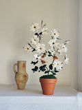 Handgemachte weiße Krepppapier-Rose im Terrakotta-Topf, künstliche Rosenpflanze, botanische Skulptur, 45 cm