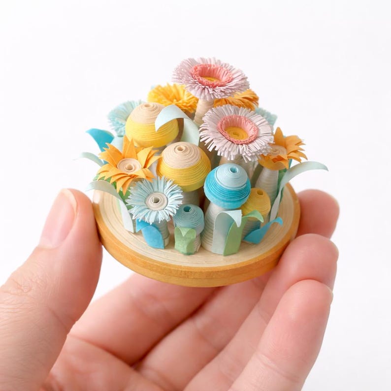 Handgemalter Papier-Quilling-Blumengarten Miniatur-Dekor mit Holzsockel