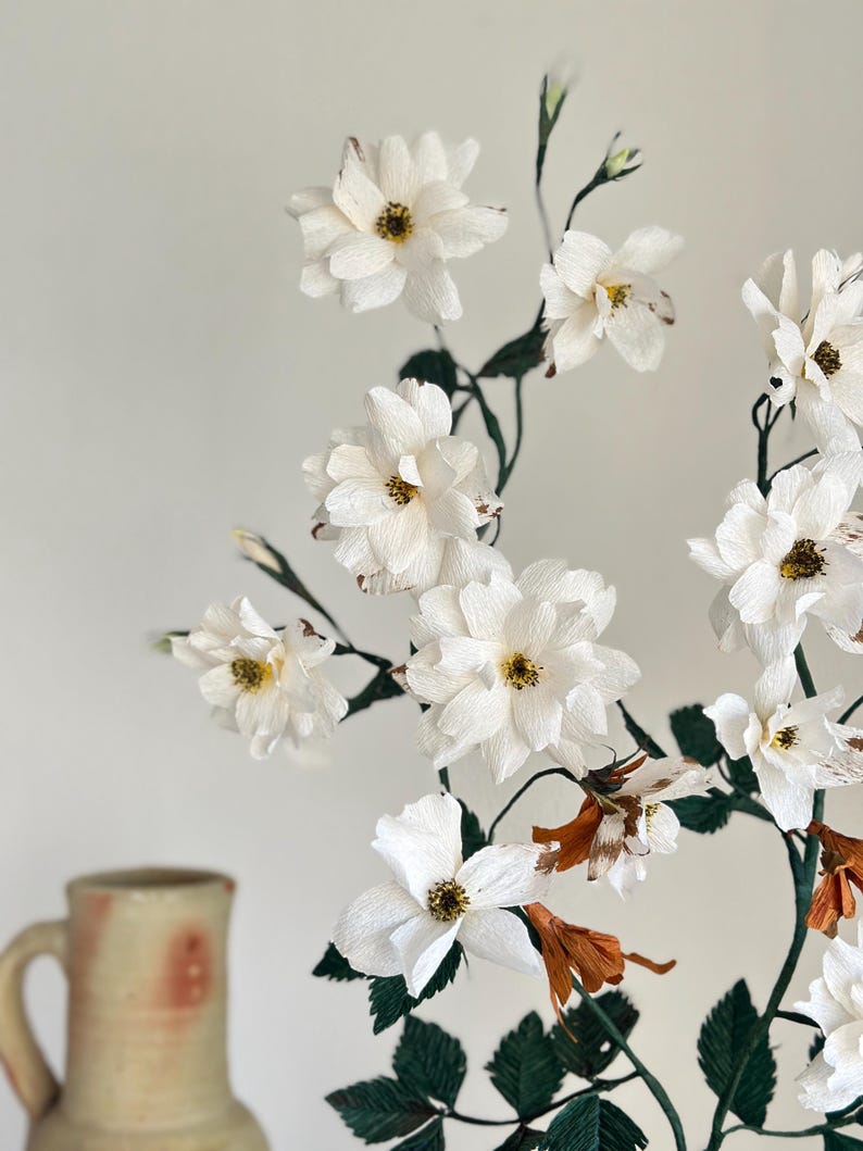 Handgemachte weiße Krepppapier-Rose im Terrakotta-Topf, künstliche Rosenpflanze, botanische Skulptur, 45 cm