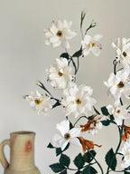 Handgemachte weiße Krepppapier-Rose im Terrakotta-Topf, künstliche Rosenpflanze, botanische Skulptur, 45 cm