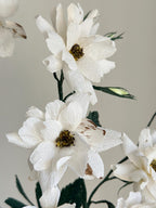 Handgemachte weiße Krepppapier-Rose im Terrakotta-Topf, künstliche Rosenpflanze, botanische Skulptur, 45 cm