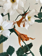 Handgemachte weiße Krepppapier-Rose im Terrakotta-Topf, künstliche Rosenpflanze, botanische Skulptur, 45 cm