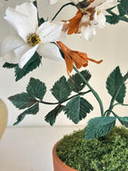 Handgemachte weiße Krepppapier-Rose im Terrakotta-Topf, künstliche Rosenpflanze, botanische Skulptur, 45 cm