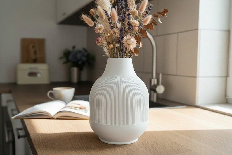 Moderne gerippte Vase Weiß – 3D-Druck Blumenvase für Trockenblumen und frische Blumen