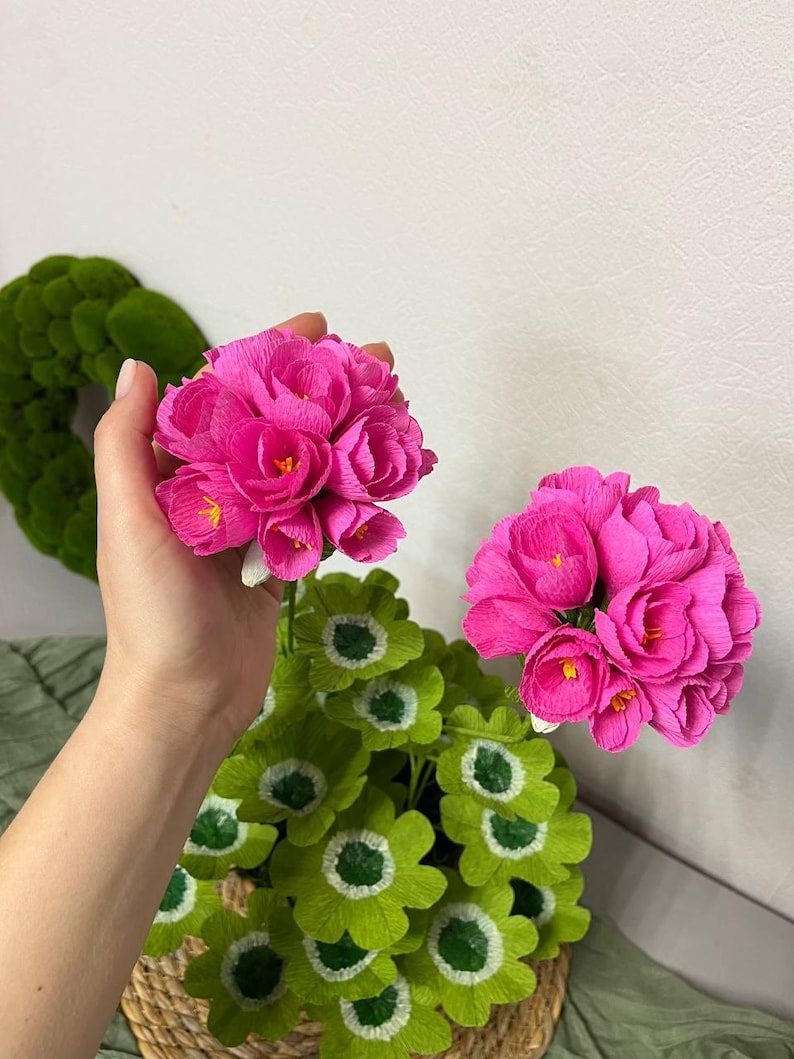 Papiergeranie Rosa Pflanzenskulptur Handbemalt 28cm Durchmesser 40cm Höhe