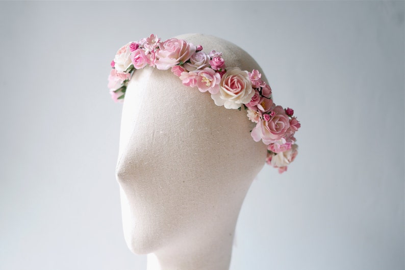 Papierblumen-Haarkranz – Kreisform, wilder Stil, 20 cm, in Pink-getupftem Weiß