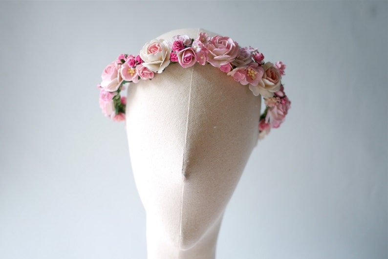 Papierblumen-Haarkranz – Kreisform, wilder Stil, 20 cm, in Pink-getupftem Weiß