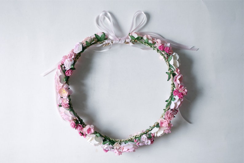 Papierblumen-Haarkranz – Kreisform, wilder Stil, 20 cm, in Pink-getupftem Weiß