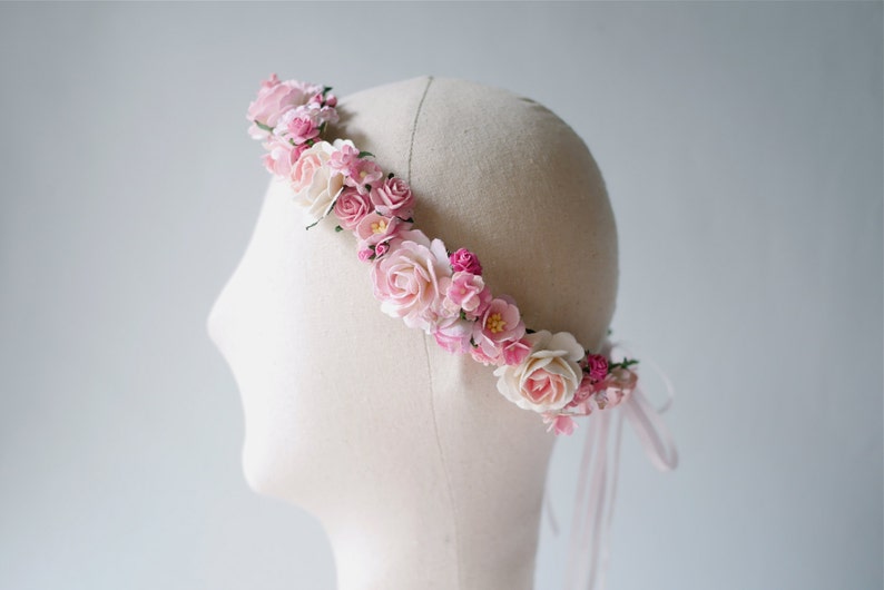 Papierblumen-Haarkranz – Kreisform, wilder Stil, 20 cm, in Pink-getupftem Weiß