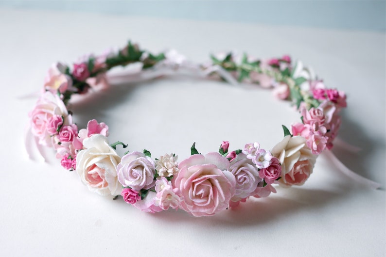 Papierblumen-Haarkranz – Kreisform, wilder Stil, 20 cm, in Pink-getupftem Weiß