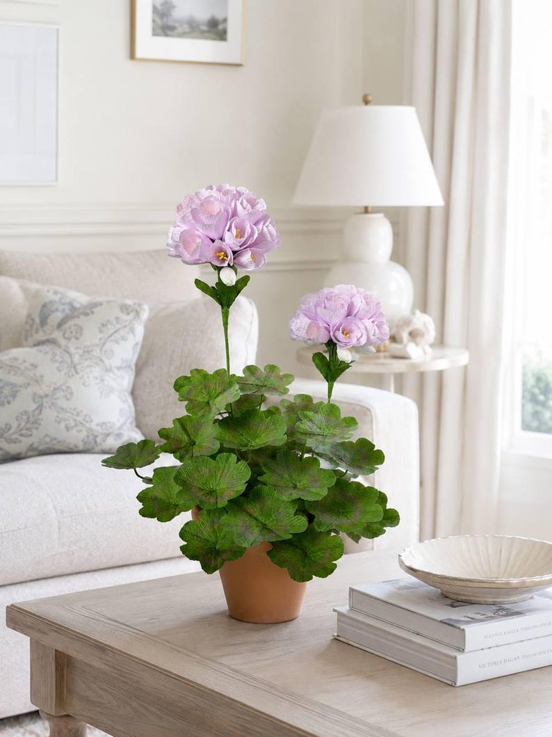 Papiergeranie Lavendel im Topf, Handgefertigte Blume, Ø 28 cm, Höhe 45 cm, Innen-Dekoration