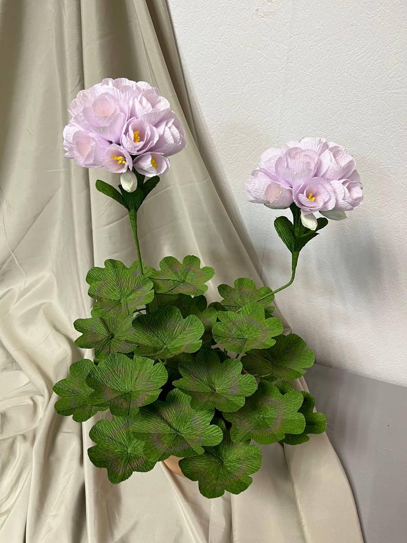 Papiergeranie Lavendel im Topf, Handgefertigte Blume, Ø 28 cm, Höhe 45 cm, Innen-Dekoration