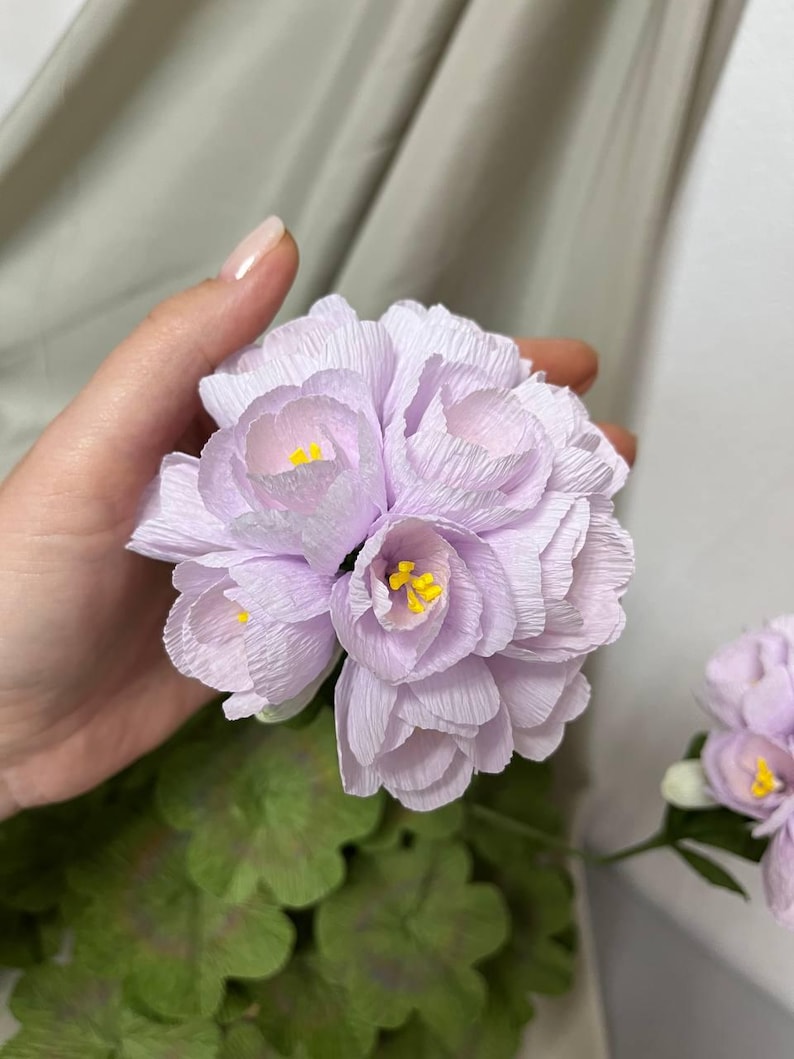 Papiergeranie Lavendel im Topf, Handgefertigte Blume, Ø 28 cm, Höhe 45 cm, Innen-Dekoration