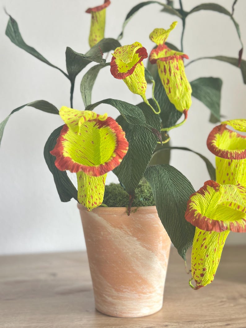 Kannenpflanze aus Krepppapier im Topf, realistische künstliche fleischfressende Pflanze, botanische Skulptur, 42 cm