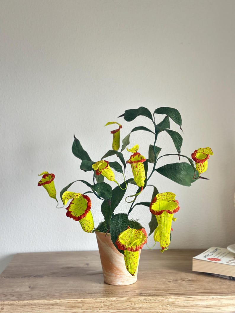 Kannenpflanze aus Krepppapier im Topf, realistische künstliche fleischfressende Pflanze, botanische Skulptur, 42 cm