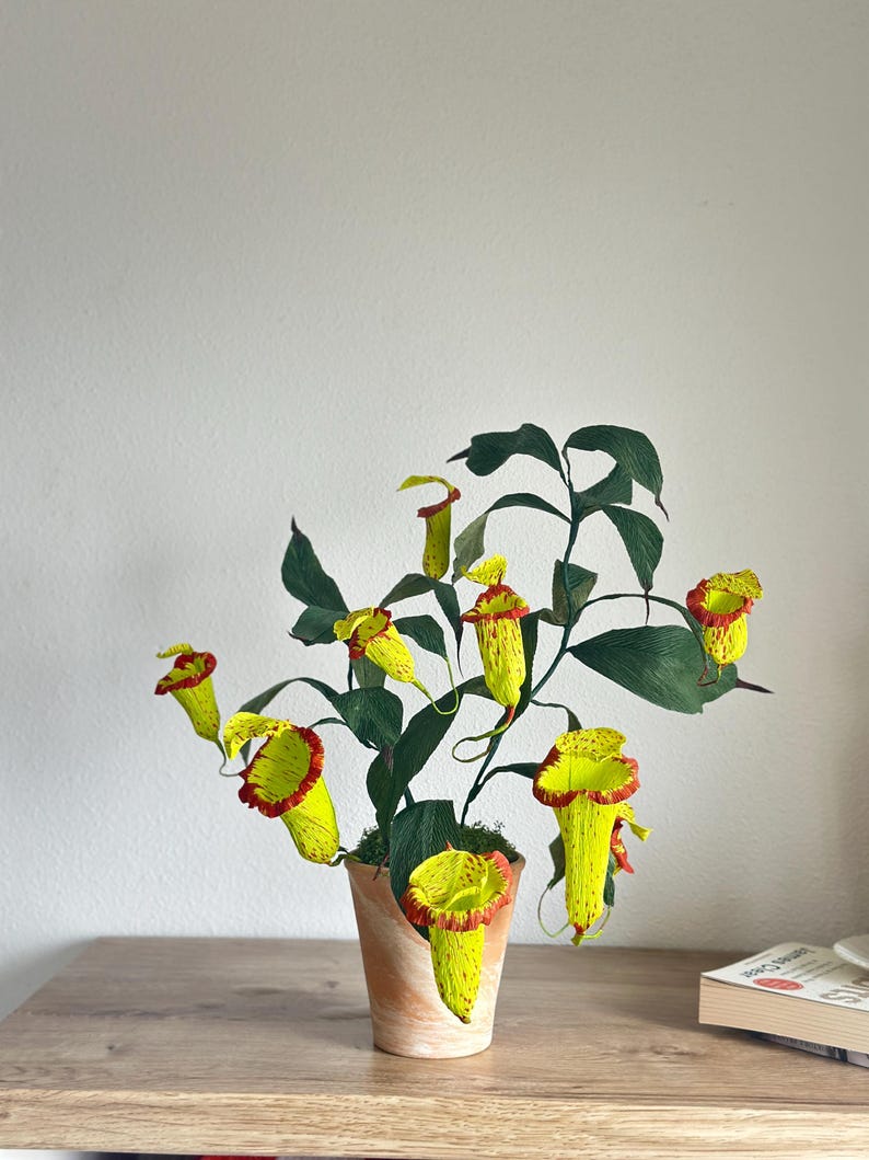 Kannenpflanze aus Krepppapier im Topf, realistische künstliche fleischfressende Pflanze, botanische Skulptur, 42 cm