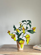 Kannenpflanze aus Krepppapier im Topf, realistische künstliche fleischfressende Pflanze, botanische Skulptur, 42 cm