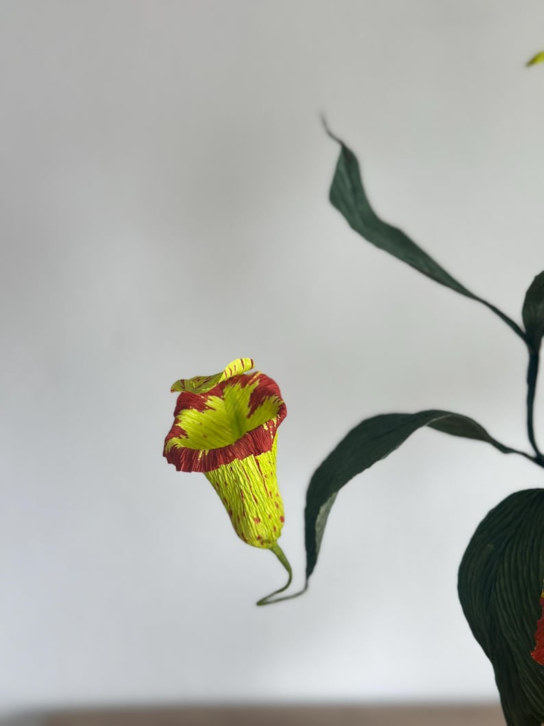Kannenpflanze aus Krepppapier im Topf, realistische künstliche fleischfressende Pflanze, botanische Skulptur, 42 cm