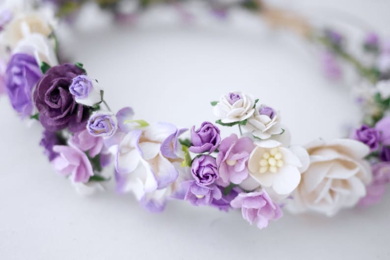 Weiß-violetter Papierblumenkranz als Stirnband – 20 cm, handgemachter Hochzeitshaarschmuck mit verstellbarem Band