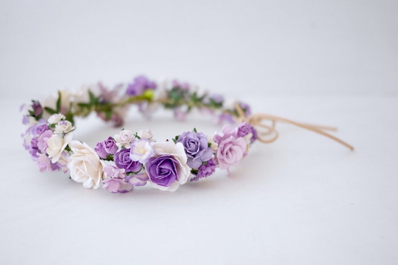 Weiß-violetter Papierblumenkranz als Stirnband – 20 cm, handgemachter Hochzeitshaarschmuck mit verstellbarem Band